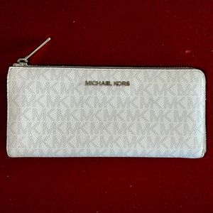 Michael Kors Jet Set Travel Large Three Quarter Zip Wallet White Signature